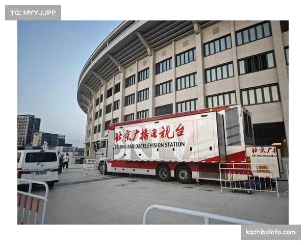 VAR判罚争议导致社交媒体流量暴增,转播商探讨引入“裁判麦克风”直播